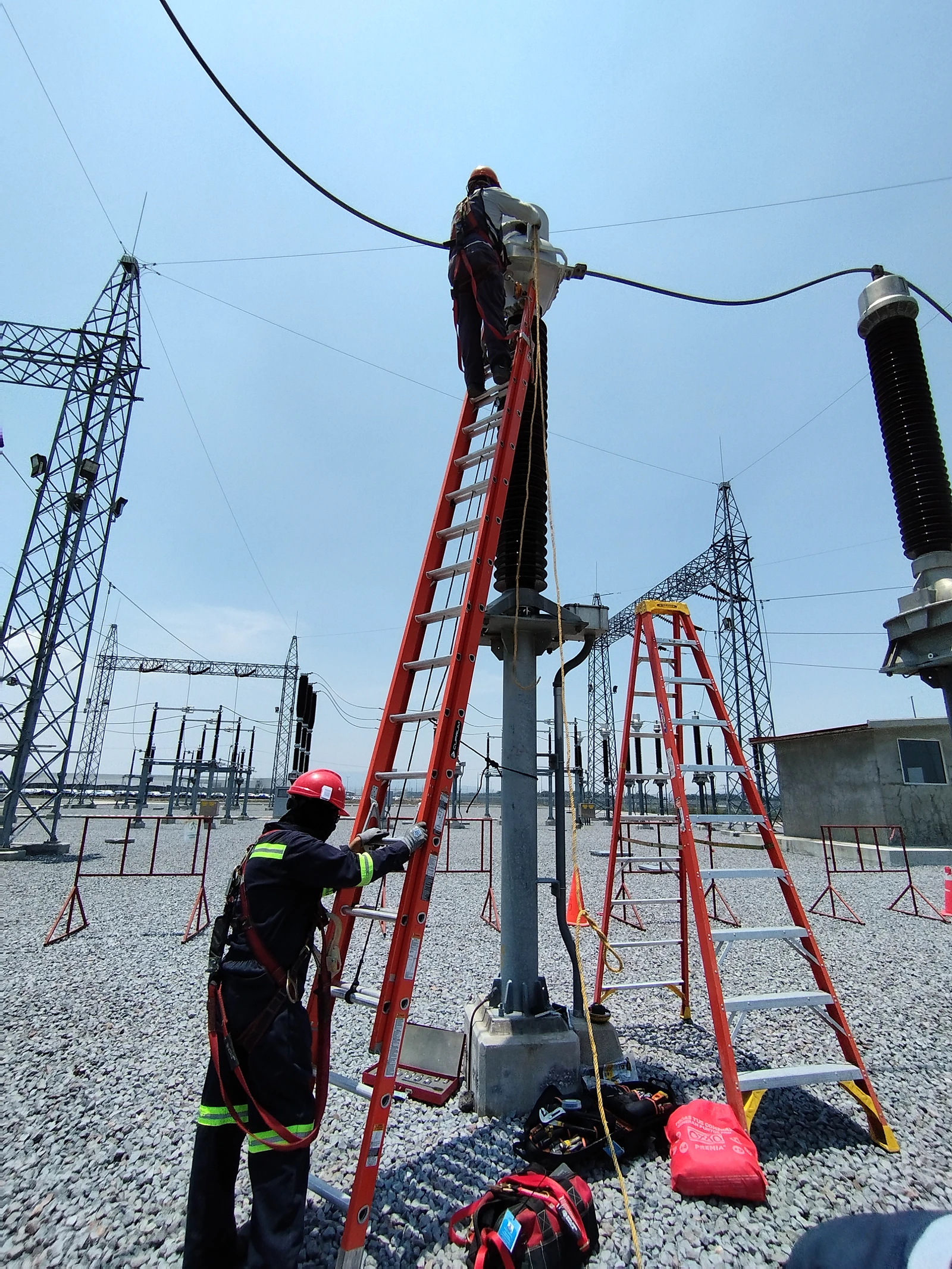Trabajo de campo en una subestación eléctrica